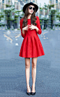 很美的大红色连衣裙，太空棉面料，质感很好，轻松HOLD住各种场合，搭配高跟鞋+毛呢帽子+墨镜，街拍范十足！  #时尚# #名模# #日韩# #学院# #英伦# #街拍#