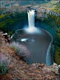 [帕卢斯瀑布] 它位于美国华盛顿帕卢斯河与蛇河的汇合处上游，瀑布的高度是200英尺（61米），传说瀑布是4个印第安巨人兄弟和海狸殊死搏斗形成的。