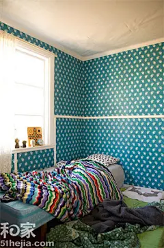 8款清新风壁纸 吹走夏日炎凉气【　以深蓝为底，上面以絮状白点缀，恰似添上的白云，轻渺之余也颇为清新。】大面积的铺贴更成就了室内清爽的家居风格，期间，一点白条的隔断点缀也让整个墙面变得颇为生活多样。

