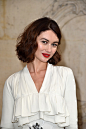 Olga Kurylenko's Curled Out Bob #美发# #发型#