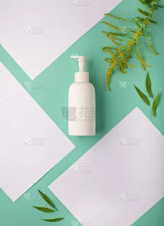 化妆瓶在蓝色的桌子上。沐浴瓶模型设计。