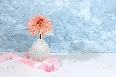 抽象秋或夏构图，假日概念用花、静物、旗帜。花瓶里的大丽花。母亲节贺卡，
