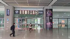 在七处安检口的灯箱循环播放公主家、仟佰宠和神首引力年会的广告，在满城的喜悦里，用循环的特色海报将你包围~

在到达层的拼接屏灯箱上，循环播放公主家、仟佰宠和神首引力年会的广告，在敞亮的到达层大厅里，邀您共庆神首辉煌！