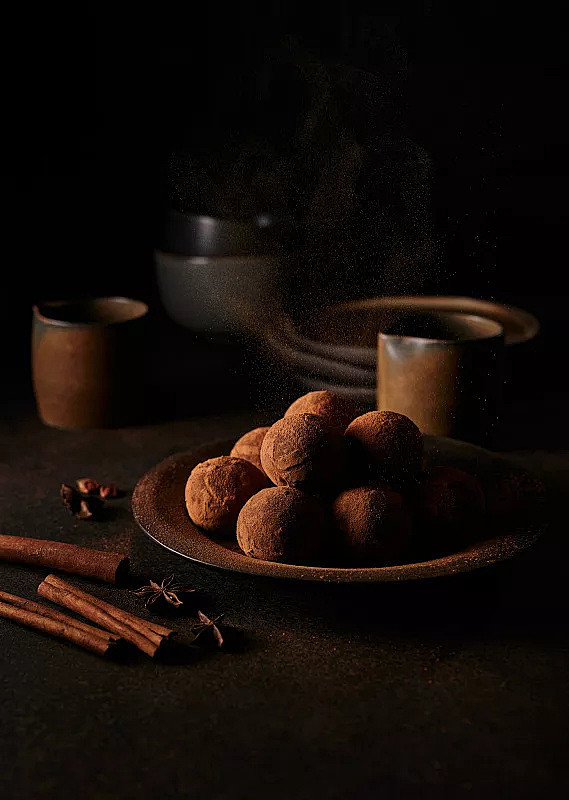 俄罗斯，黑色背景下餐桌上食物的特写照片素...