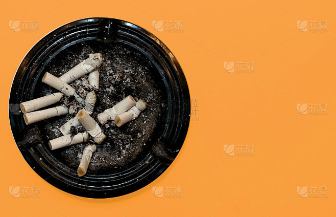又脏又圆的烟灰缸，烟头和烟头都熄灭了
