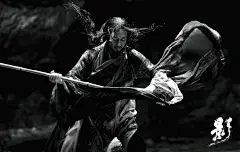 #张艺谋作品影#发布“二元”海报并正式宣布定档暑期。明与暗、阴与阳，海报简单二元却蕴含遐想，让处于黑白光影中的角色们意味深长。影片由@邓超 、孙俪@turbosun 、@郑恺 、@王千源 、@胡军 、@关晓彤 、@吴磊LEO 、@演员王景春 主演，暑期上映。 ​​​​