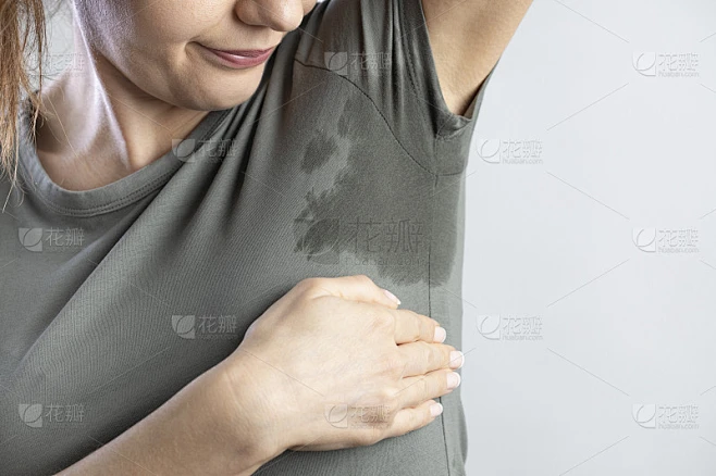 年轻女子多汗症多汗。衣服上有汗渍的年轻女子。素材-花瓣网