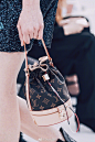 Louis Vuitton Resort 2018 Handbags｜明年早春系列的LV包包个个戳中萌点～带盖的大小水筒包，传统帽箱改良的圆筒包～最妙的是缩小后可手提可斜挎的Mini款帽箱包，完美种草！ ​​​​