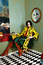 Alice + Olivia 2016秋冬系列当地时间2月16日，Alice + Olivia 于纽约时装周发布2016秋冬系列。本季系列在品牌一贯的复古风情中增加了少许的叛逆元素，朋克感十足的皮质棒球衫，铆钉装饰的短款皮质上衣让复古的Alice + Olivia女郎也可以大秀帅气。高腰的喇叭裤在Alice + Olivia这一系列强势回潮，各类动物印花抢镜又时髦。