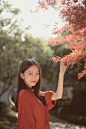说什么相不相似合不合拍，还不都是动心的时候万物复苏，什么都奔向欢喜。伤心的时候销声匿迹，什么都归于叹息。两个人有时差，一个人过四季。

