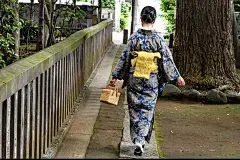 浴衣のイメージが覆った”奥州小紋”との出合い 「つむぎみち」 vol.4 ｜ 着物・和・京都に関する情報ならきものと : 9年目の奥州小紋はもはや私の皮膚の一部のよう。着るときも向こうが体に合わせてきて、まるで着物が私の体を覚えているかのようなのです。この形状記憶感は私にとって初めての感覚で、直線裁ちの平らな布が体に沿ってくる愛おしさは格別。素朴な綿紬ならではかもしれません。
