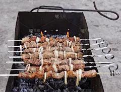 烤肉串在烧烤架上准备，烤肉串在mangal上准备，腌肉在烧烤架上准备