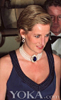 1995年，多层次的珍珠项链衬托着一个蓝宝石，当然这个蓝宝石可以拆下来单做胸针。