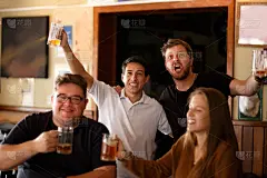 运动,啤酒,友谊,电视机,饮料,含酒精饮料,社交聚会,美式足球,全家福