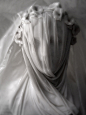 拉菲罗·蒙蒂（Raffaelle Monti） 19世纪雕塑家、作家兼诗人。 出生在米兰，1848年移民去伦敦。 创作了《A veiled Vestal Virgin》系列作品。