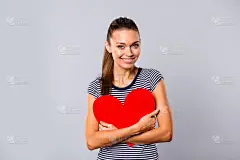 近距离的照片美丽的惊人，她，她的夫人，手挽着手臂，手大的红色纸，心形的图形，明信片，男朋友，丈夫礼物
