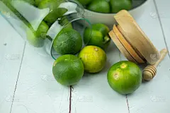 绿色的石灰。酸橙是一种水果。结果是非常酸的泰国菜风格