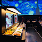 北京探店｜海底捞火锅智慧餐厅——未来感十足 : 环境：超级炫酷，从一进门开始，满满的科技感～等候区就像一个小影院。传统的海底捞会为等候区的客人提供小零食和饮料，而智慧餐厅的小零食不再是妙脆角和虾片，而是独立包装的小瓜子等。从各个细节都透着高大上～饮
