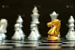 金骑士在棋局中与另一支银队在黑色背景上对峙(公司战略，商业胜利或决策的概念)