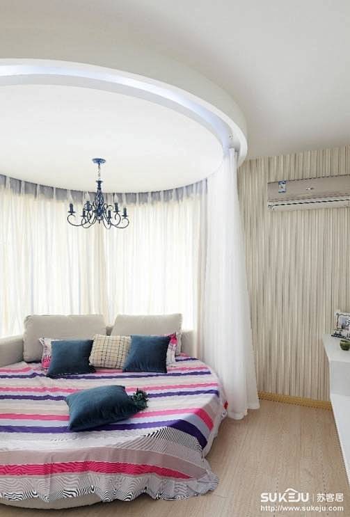 卧室背景墙大量使用白色窗帘，并且床头选择...