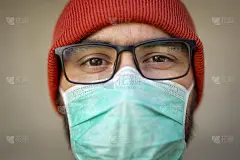 戴口罩的男子作为冠状病毒预防运动的一部分