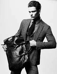 2012秋冬广告大片合集(一)：LV“贵妇号”列车、Prada“影帝版”电影海报、凡尔赛宫的Dior女郎、Burberry英伦怀旧风……秋冬广告大战首轮鹿死谁手？
