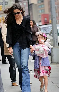 【图】好久不见的星宝贝Suri街拍来咯！美美浅笑、扮鬼脸，小美女苏芮·克鲁斯(Suri Cruise)也是表情帝哦_第2页_Suri Cruise_海报时尚网