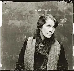 这是一组来自悉尼的档案资料，他们是上世纪20年代的警局所拍的犯罪分子肖像照。已不仅仅是记录图像，不乏摄影师的主观意识，堪比时尚海报。每一张照片都有它的故事。