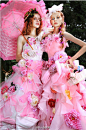 奇幻多彩的日本婚纱品牌TIGLILY推出了一个华丽的新2015春夏婚纱系列，不同的颜色和面料巧妙地装饰着鲜花和花边，摇身一变就像置身爱丽丝梦游仙境。