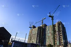 用塔吊和帆布建造高层建筑