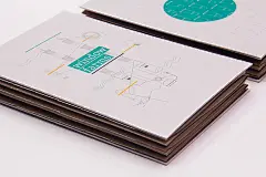 这个个人项目的灵感来自都市农业运动。手册本作为室内，全年，城市耕作方法，窗口农业（www.windowfarms.org）的参考指南。该书可视化各种类型的数据和说明，涵盖从装配到安装到提出不断增长的计划的所有内容。 
 
它具有折叠海报，插图，信息图形和互动园艺杂志。5个章节中的每一个都是在长手风琴折叠纸张两侧的褶皱之间缝制的。格式允许各种阅读方法; 当折叠在一起时，它会像普通的书一样从前到后阅读。展开后，它显示了书的整个长度，能够同时引用几个章节中的内容。
 
装订，纸张和封面材料的选择都反映了农业中非
