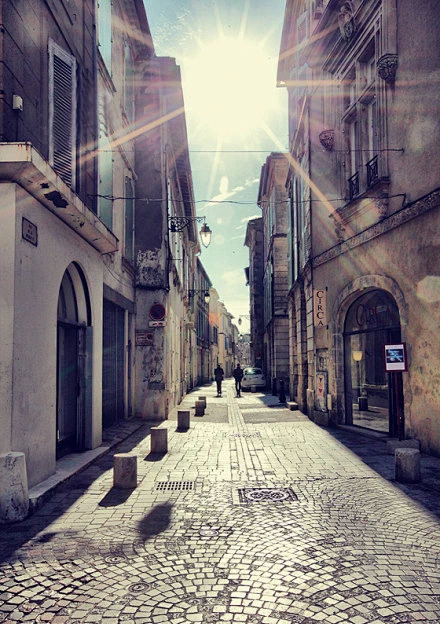 [不旅行，你就无法遇见那些风景] 世界上原来真的有很多很多种人，用五花八门的方式生活着，他们拥有不一样的价值观，让这个世界显得纷繁复杂又有趣，让理解他们的人有共鸣，不理解他们的人有话题。不旅行，我就无法遇见他们。