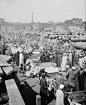 1900-1935年代，开罗社会风貌。在这些老照片中可以看到开罗热闹的市场，街头有背着大茶壶贩卖柠檬水的小贩、耍蛇人、擦鞋人、休息喝水的驴子和驼队，运载货物的帆船从尼罗河上驶过。 