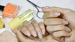 修指甲。长自然指甲。苍白、易碎、带蓝色的指甲。自己在家修指甲。自我保健。家庭SPA。治疗修指甲。修指