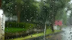雨滴落在窗户上雨滴集中在雨天的窗户上。
