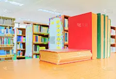 旧书红绿。堆是室内图书馆学校的木桌和模糊的书架背景。教育学习理念用拷贝空格加文字