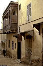 菲斯(Fes)是四大古代帝王城市里最古老的一座，无可争议地成为摩洛哥的象征中心。这座城市在阿拉伯人荡平北非和西班牙后不久便建了起来，并成为这个国家的宗教和文化中心。位于旧非斯的阿拉伯人区是世界现存最大的中世纪古城之一，城中蜿蜒的小巷挤满了各种各样的手工作坊、餐馆还有市场。清真寺、学校、染坊和皮革厂也散落在城中。,宣木子