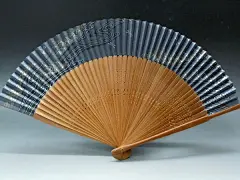 京扇子。
室町時代，因茶道、舞蹈、香道而衍生出專用的京扇子。最初是用檜木薄片連接而成逐漸發展成了紙扇。京扇製作分工細膩，製作流程主要有扇骨組裝加工、貼紙繪畫以及黏貼作業等，由不同工匠經過多道工序製作而成。京扇子選用優質竹子和紙張，制作工藝精湛，不僅令人賞心悅目，還是極好的實用品。字体 文案 排版 作品欣赏 杂志大师排版 版式设计 海报 淘宝天猫京东电商活动轮播海报平面设计 男女装 家电数码 电器建材 母婴玩具 箱包女鞋 珠宝首饰 美工素材 banner 美妆 化妆护肤品 国庆节 圣诞节 年中大促 美零食品