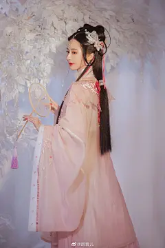 「  朔风吹散三更雪，倩魂犹恋桃花月。 」