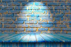 蓝色的木板架子和蓝色的砖墙背景。产品展示。