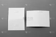空白肖像模型纸。小册子杂志孤立在灰色上，多变的背景/白纸孤立在灰色上