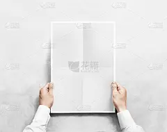 手握灰色空白海报模型，孤立。