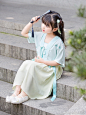 #儿童汉服# #汉服上新# #汉服# 丸子小妹妹新品到货啦！很多宝妈说夏天快到了，出门游玩没有好看的汉服穿，岁暮就是一款既能美美拍照，又能日常穿着的汉服哦，颜色清新，面料透气，值得夏天拥有哦！（丸子家是一年新店，喜欢丸子家汉服的同袍，希望看到的能随手转发，请支持原创汉服~）店铺链接： ​​​​...展开全文c