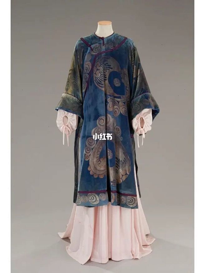 分享｜新中式审美积累 清代风格服饰 : 清代女装，汉、满族发展情况不一 汉族妇女在康熙、雍正时期还保留明代款式，时兴小袖衣和长裙；乾隆以后 ...