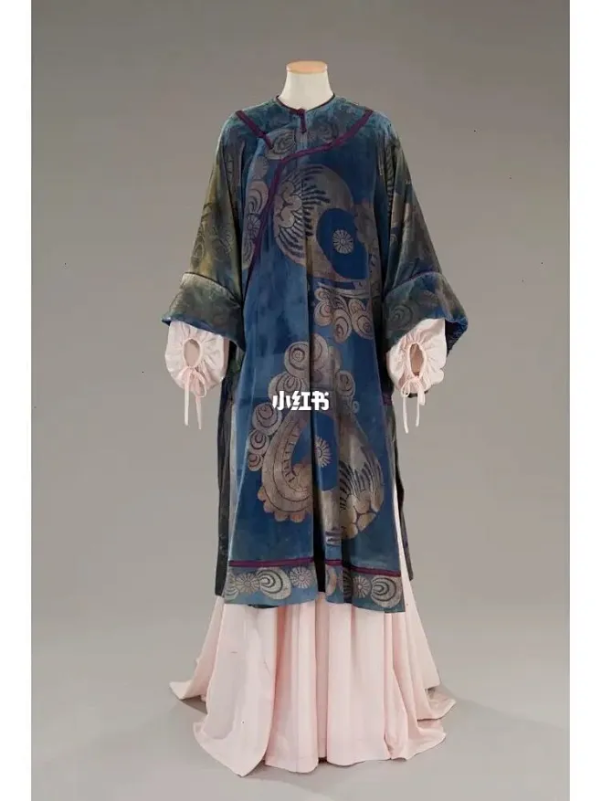 分享｜新中式审美积累 清代风格服饰 : 清代女装，汉、满族发展情况不一 汉族妇女在康熙、雍正时期还保留明代款式，时兴小袖衣和长裙；乾隆以后 ...
