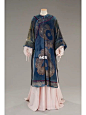 分享｜新中式审美积累 清代风格服饰 : 清代女装，汉、满族发展情况不一 汉族妇女在康熙、雍正时期还保留明代款式，时兴小袖衣和长裙；乾隆以后，衣服渐肥渐短，袖口日宽，再加云肩，花样翻新无可底止 到晚清时都市妇女已去裙着裤，衣上镶花边、滚牙子，