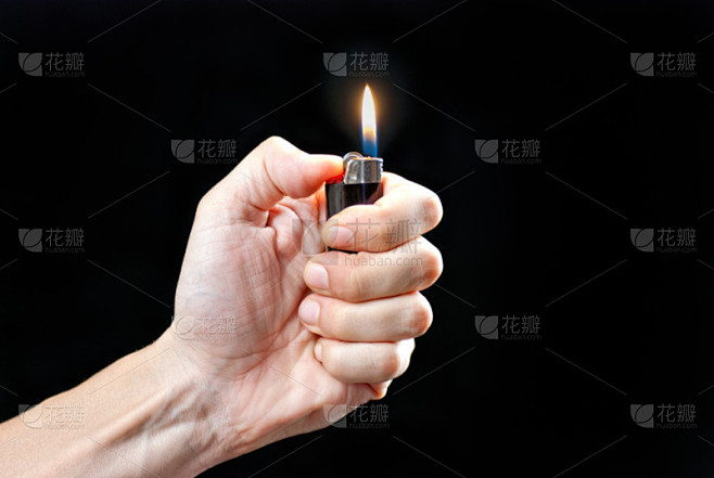 手举行点燃打火机