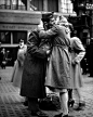 1944年，宾夕法尼亚火车站。一个士兵将要奔赴二战战场，为国家、为信念、为使命而战。他紧紧的拥抱女友，送上离别的深吻。