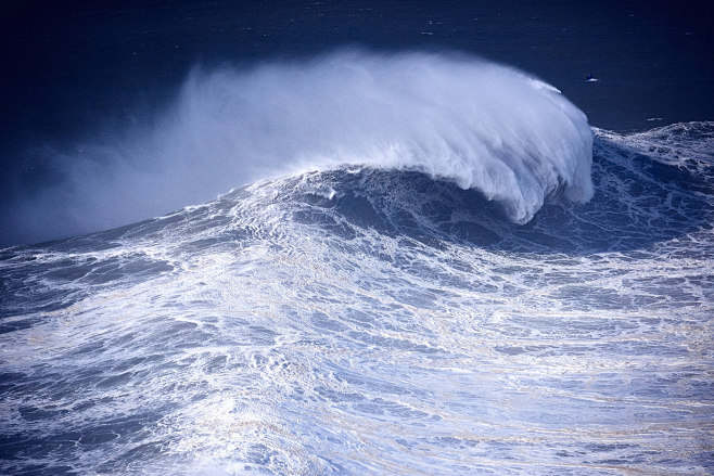 Nazaré Big Waves : F...