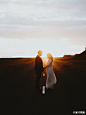 冰岛上的一对 . 大场景下的人景合一一直都是我喜欢的婚照拍摄手法. Rúnar & Alli ’s wedding photo . photographer:Nirav 他的主页：http://t.cn/zRLNUKw